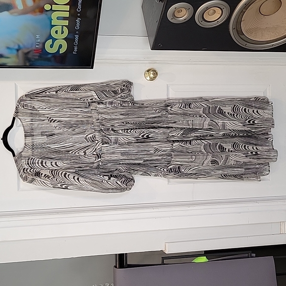 🆕 EXPRESS Cover-Up - Picture 5 of 5